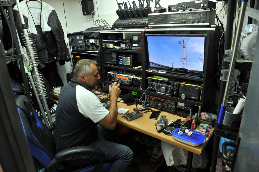 Radioaficionados, la 'red social' desfasada pero esencial como último  recurso en situaciones de emergencia