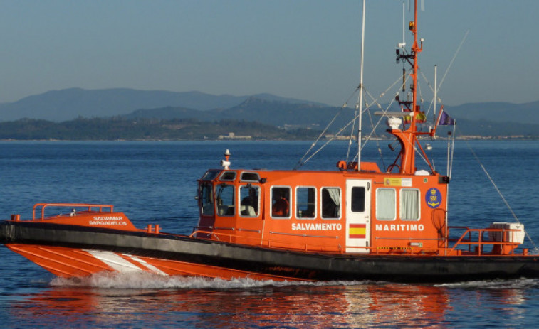 Rescatados los tres tripulantes de un barco de pesca que volcó a un kilómetro de la costa de A Pobra