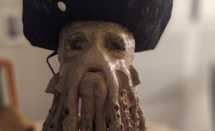 La máscara de Davy Jones extraviada en A Coruña aparece en el pub Brétema