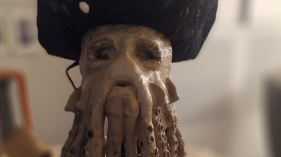 La máscara de Davy Jones extraviada en A Coruña aparece en el pub Brétema