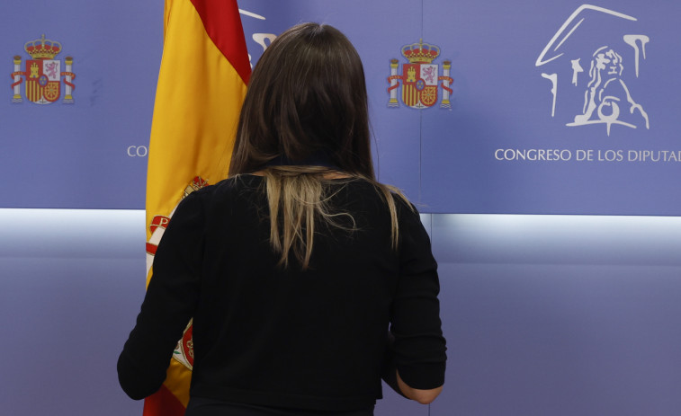 El Gobierno y ERC censuran a JxCat  por apartar la bandera en el Congreso