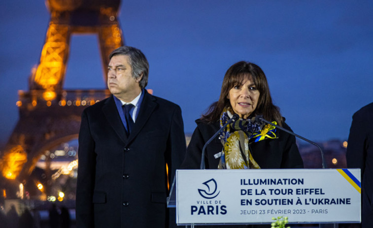 La Torre Eiffel se ilumina con los colores de Ucrania a un año de la invasión