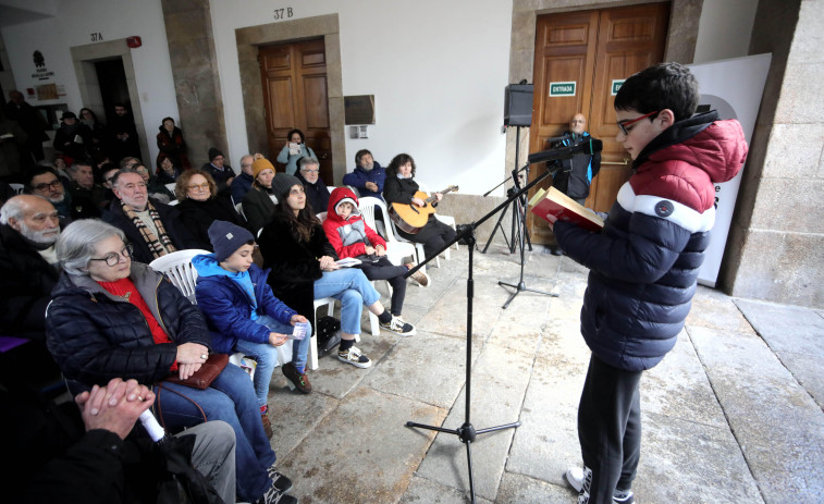 Reportaxe | Medio cento de cantos para lembrar a Rosalía no seu día