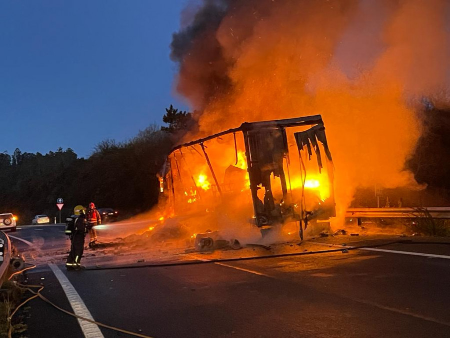 Arde un camión que transportaba mercancías peligrosas en la A-6 a su paso por Betanzos