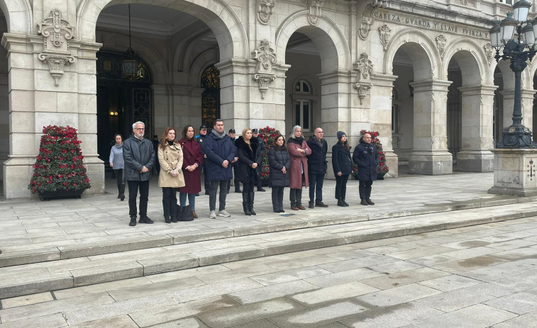 La corporación coruñesa guarda cinco minutos de silencio en solidaridad con Ucrania