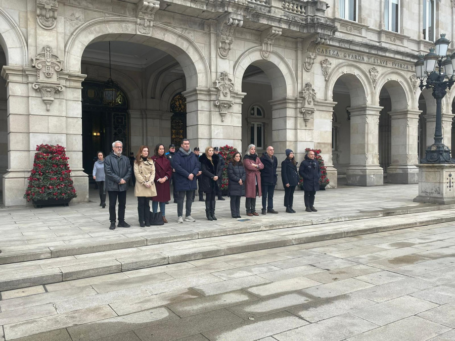 La corporación coruñesa guarda cinco minutos de silencio en solidaridad con Ucrania