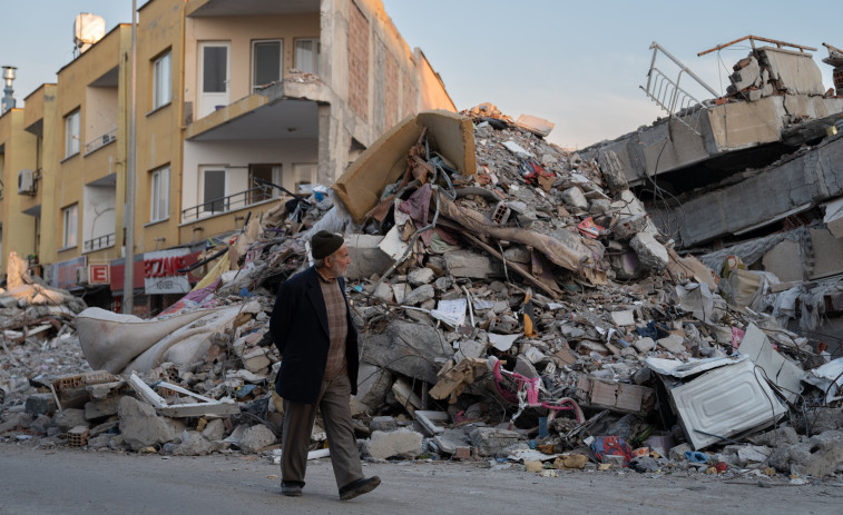 El número de muertos por los terremotos en Turquía supera ya 44.000