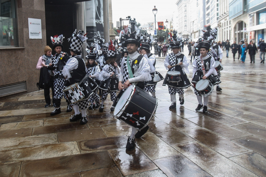 Las grandes comparsas cierran el Carnaval de A Coruña en el Obelisco, Monte Alto y Azcárraga