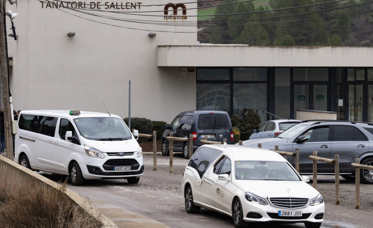Familiares y amigos despiden a la niña que se suicidó en Sallent