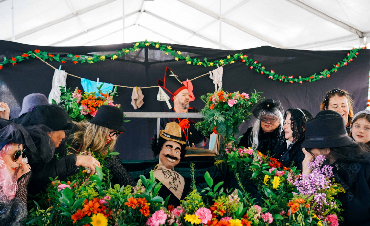 Cambre despide el carnaval con el Enterro da Sardiña