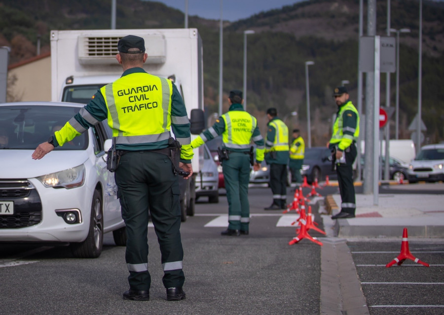 Un conductor ebrio atropella a dos guardias civiles que regulaban el tráfico tras un accidente en Vigo