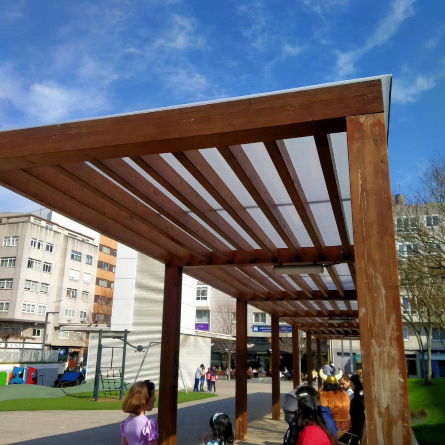 Los vecinos de As Conchiñas agradecen que se cubriese la plaza para evitar los excrementos de los pájaros