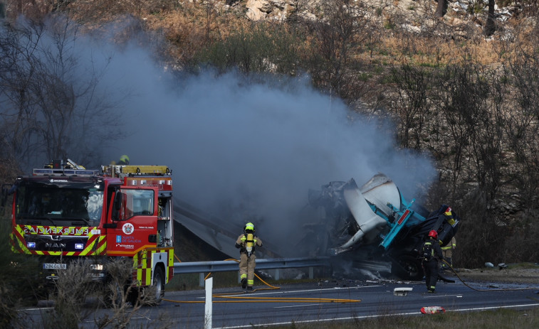 Vuelca y arde un camión con polietileno en A Cañiza