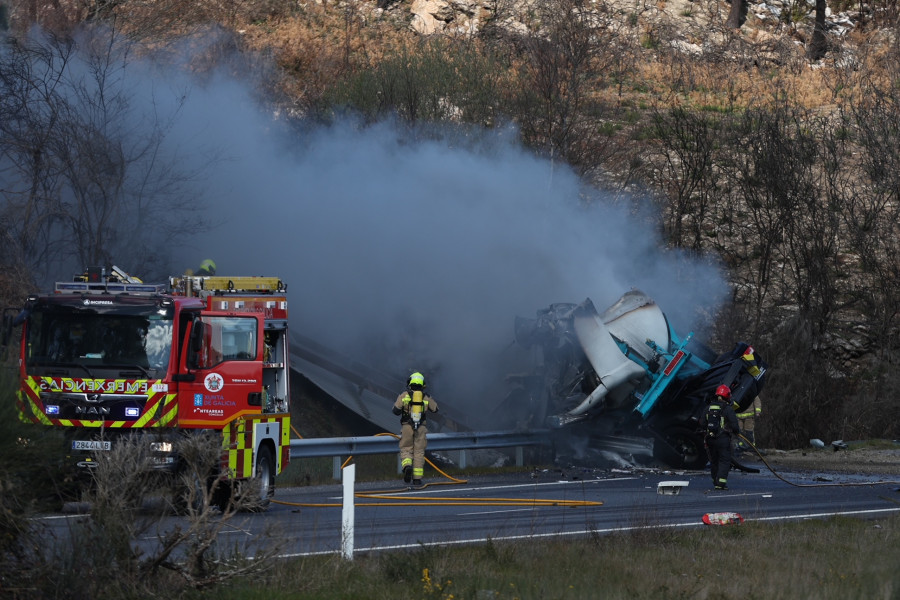 Vuelca y arde un camión con polietileno en A Cañiza