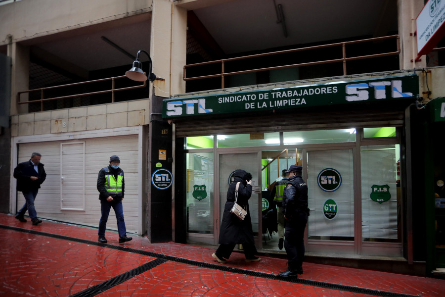 STL organiza una colecta entre los basureros para pagar la defensa de los detenidos por estafa