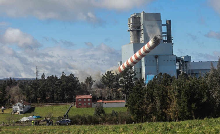 VÍDEO | Cerceda despide tras 40 años la icónica chimenea de Meirama