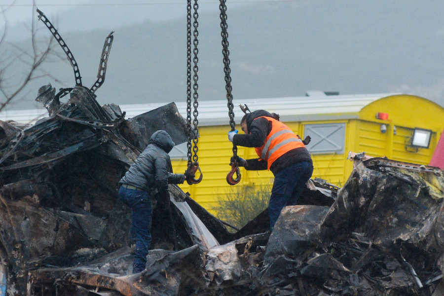 Los forenses elevan a 57 los muertos por el choque de trenes en Grecia