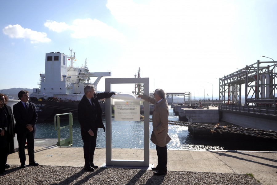 El crudo corre ya desde Langosteira a la refinería de Repsol tal como se proyectó hace nueve años