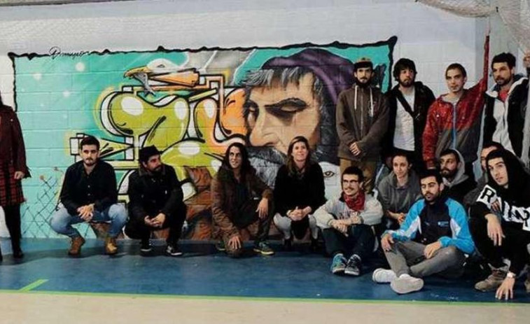 El PP denuncia al Gobierno de Betanzos por tapar un graffiti en las pistas de O Carregal