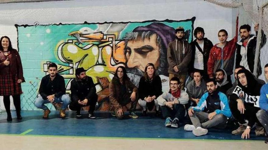 El PP denuncia al Gobierno de Betanzos por tapar un graffiti en las pistas de O Carregal