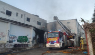 Un incendio calcina el antiguo matadero de Amil, en Cambre