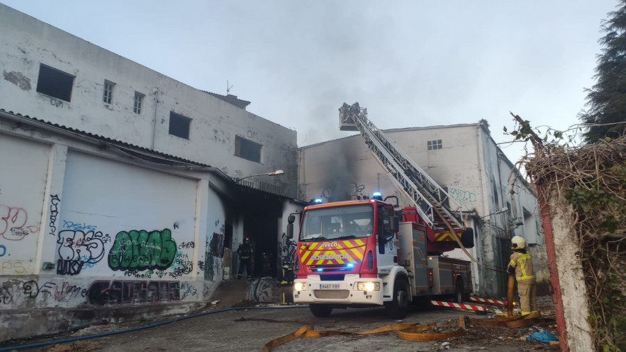 Un incendio calcina el antiguo matadero de Amil, en Cambre