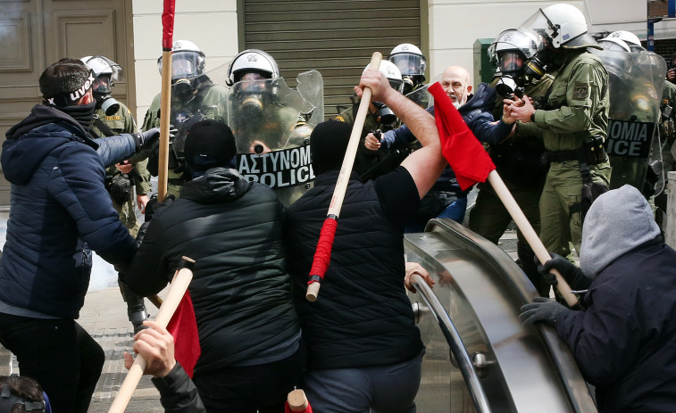 Violenta protesta en Atenas contra el Gobierno por el accidente de tren mortal