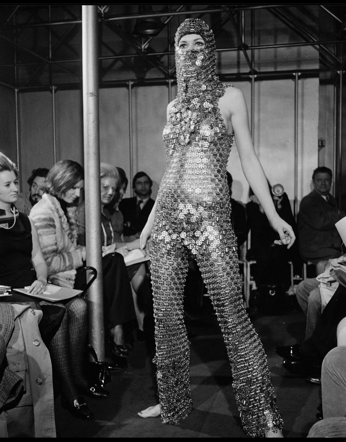 Traje pantalu00f3n hecho de pastillas de la Haute Couture SS 1969 presentado en la Maison Paco