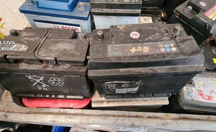 Tres detenidos y un investigado por el robo de más de un centenar de baterías en Melide