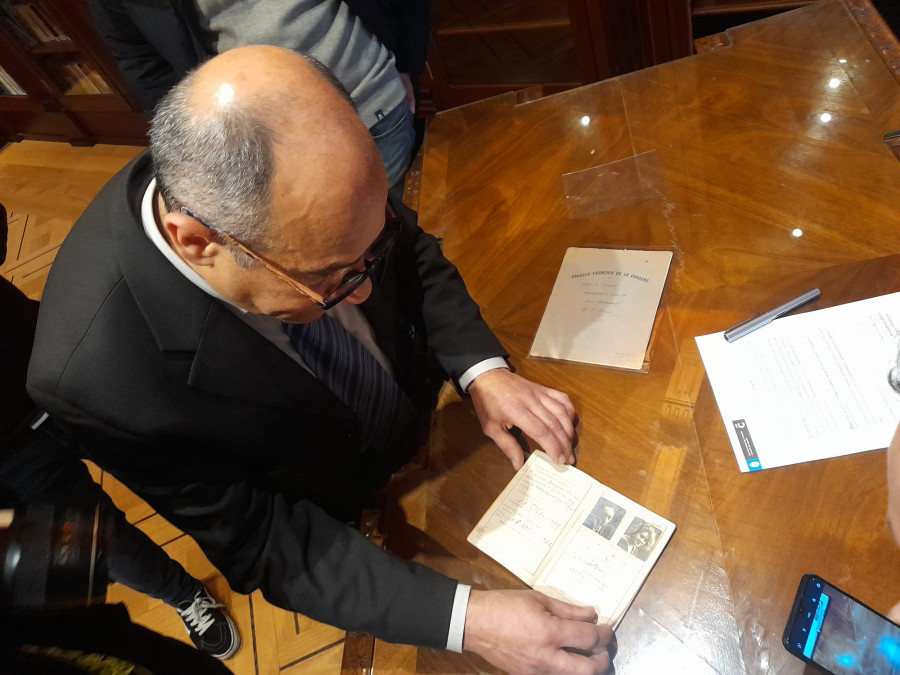 El Ateneo Republicano dona el pasaporte de la familia de María Casares a su casa museo