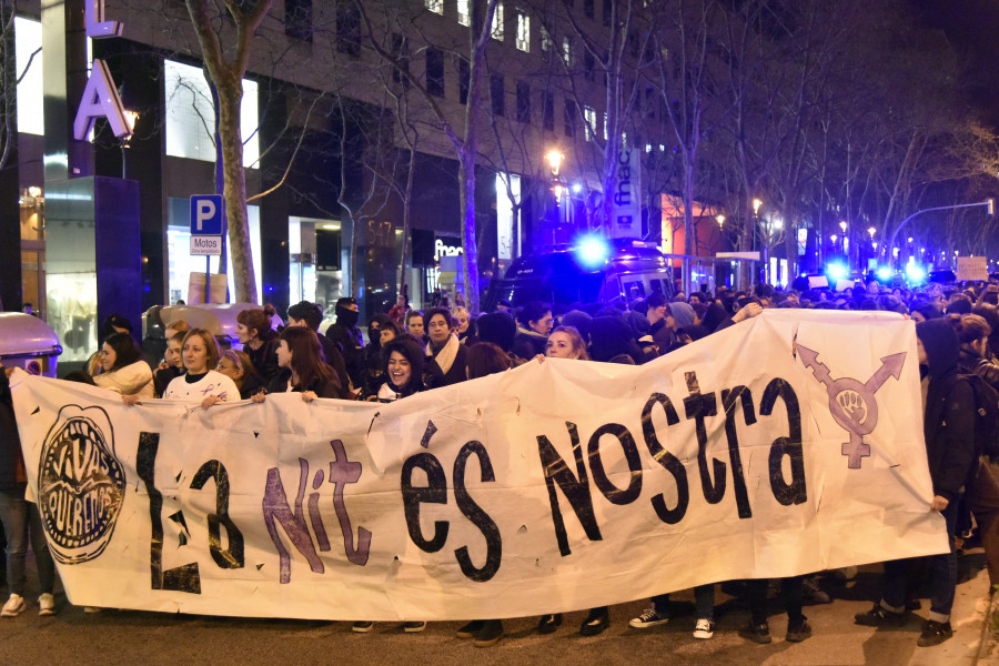 Una conductora embiste a tres activistas feministas en Barcelona