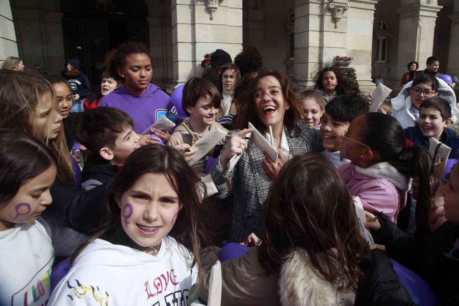 Un centenar de estudiantes coruñeses abordan con la alcaldesa los retos de la mujer