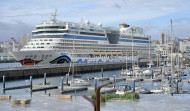 A Coruña recibe el segundo crucero del mes remolcado por el fuerte viento