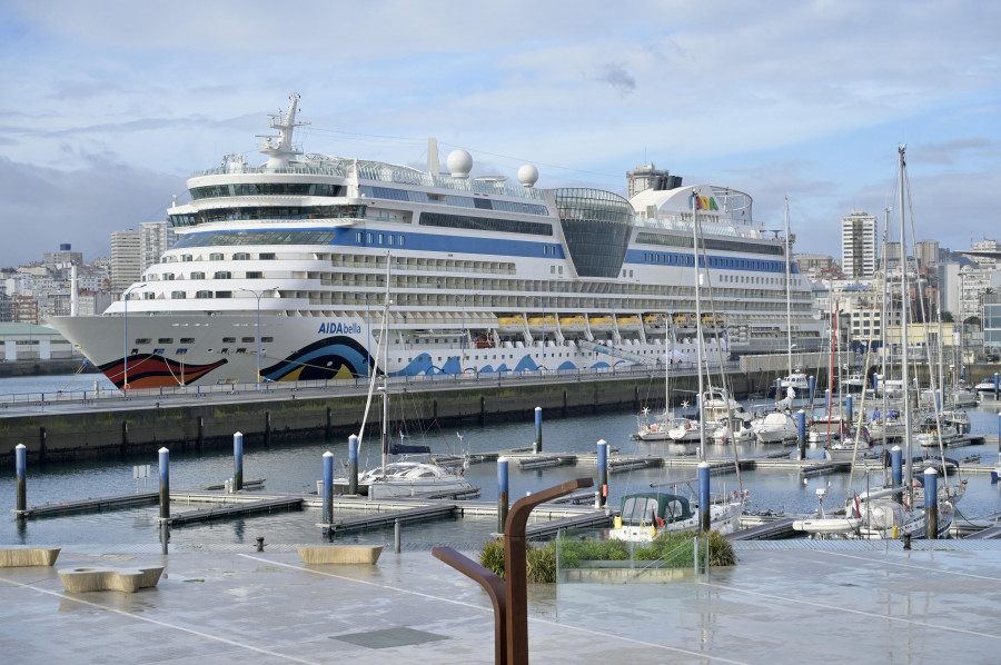 A Coruña recibe el segundo crucero del mes remolcado por el fuerte viento