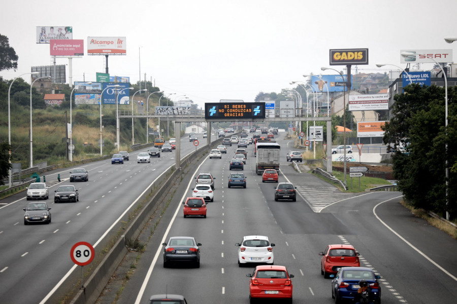 Los Bomberos de A Coruña aseguran un cartel que amenazaba con caer en Alfonso Molina