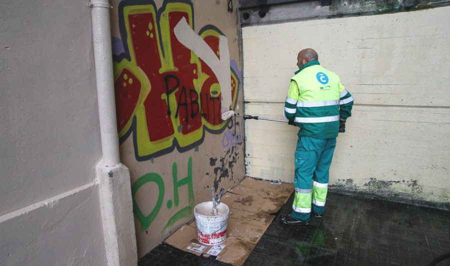 A Coruña, cada vez más cerca de su objetivo de verse libre de pintadas
