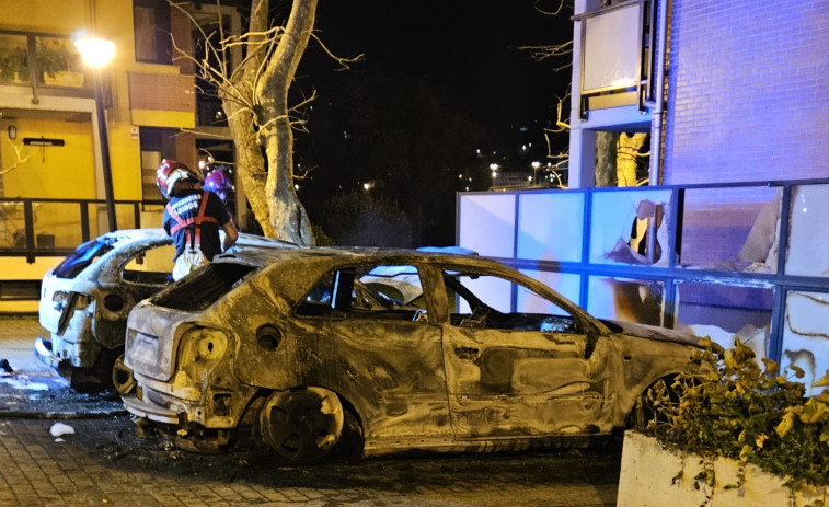 La Guardia Civil investiga el incendio de madrugada de dos coches en Oleiros