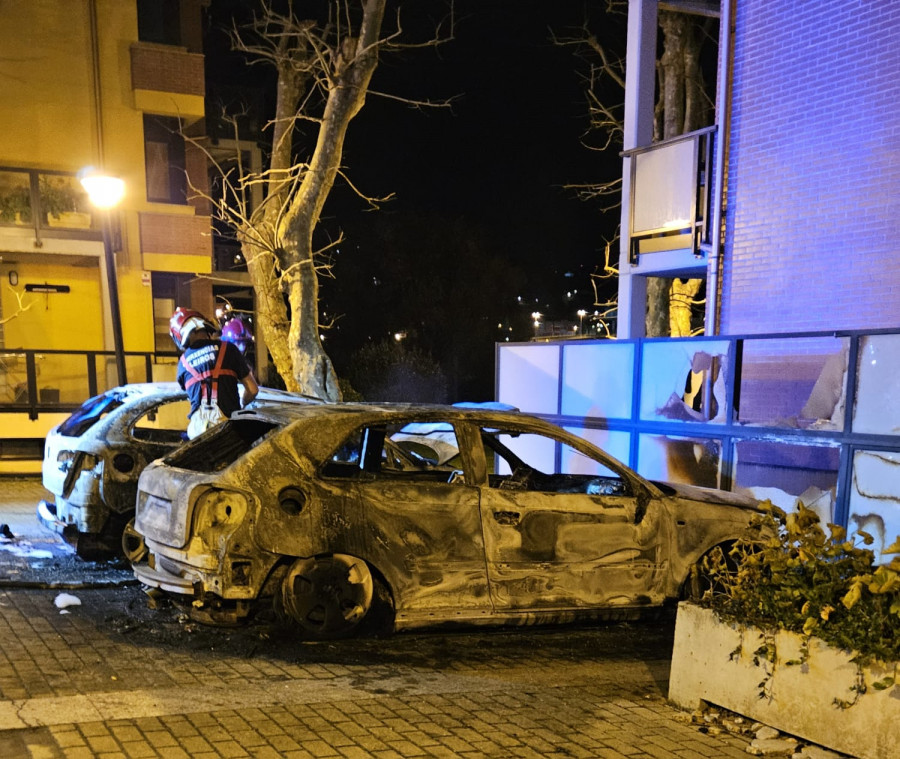 La Guardia Civil investiga el incendio de madrugada de dos coches en Oleiros