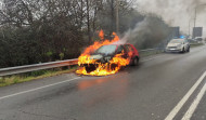 Un coche se incendia en la AP-9 a la altura de Cambre