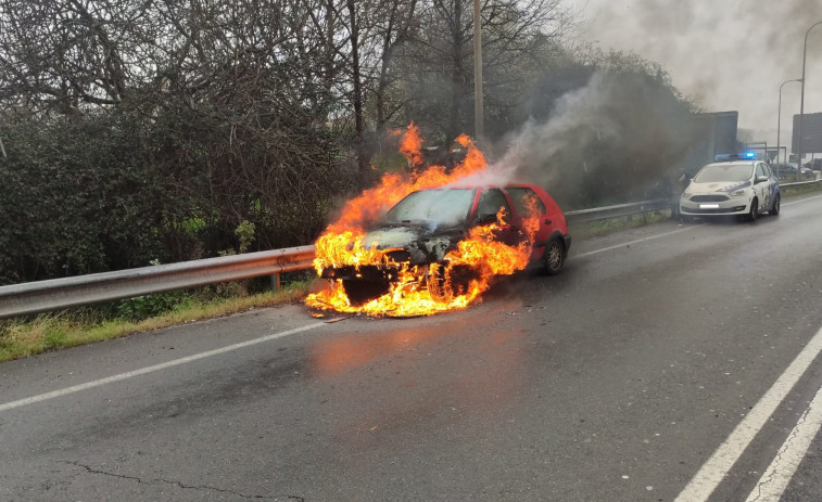 Un coche se incendia en la AP-9 a la altura de Cambre
