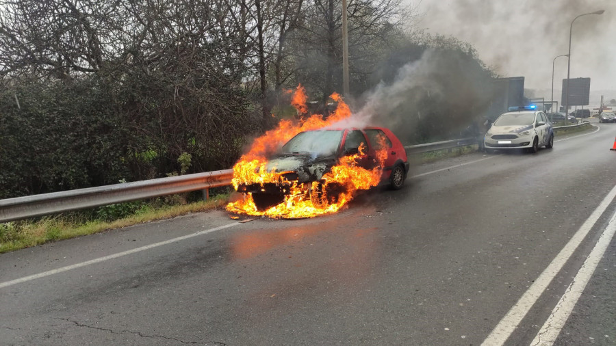 Un coche se incendia en la AP-9 a la altura de Cambre