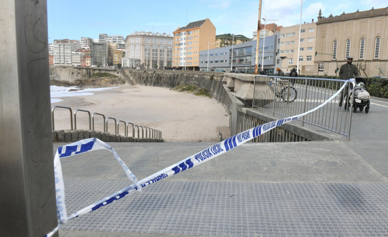 El fuerte viento provoca la caída de objetos en varias calles de A Coruña