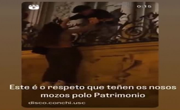 Dos jóvenes trepan de madrugada por la fachada de la Catedral de Santiago