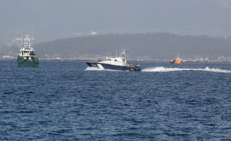 Retoman las labores para reflotar el narcosubmarino de Arousa