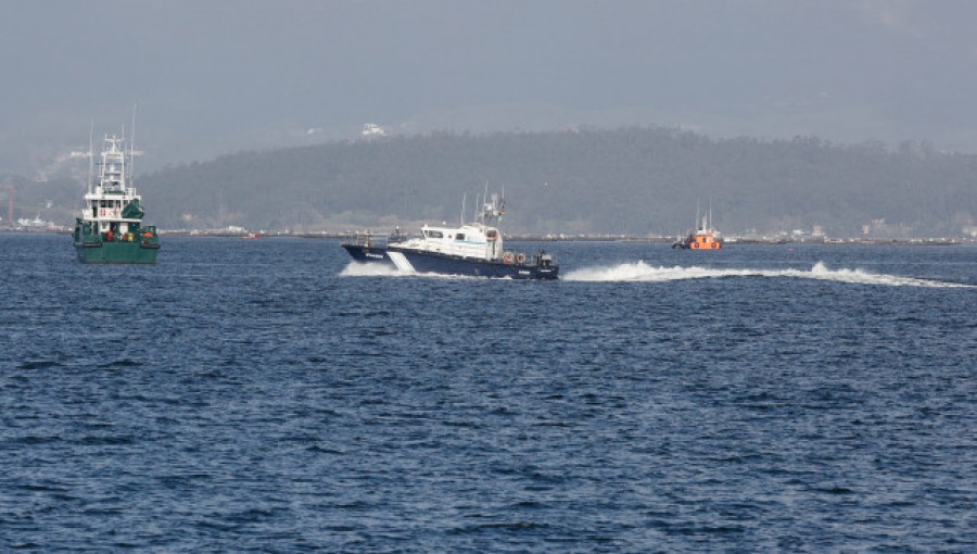 Retoman las labores para reflotar el narcosubmarino de Arousa