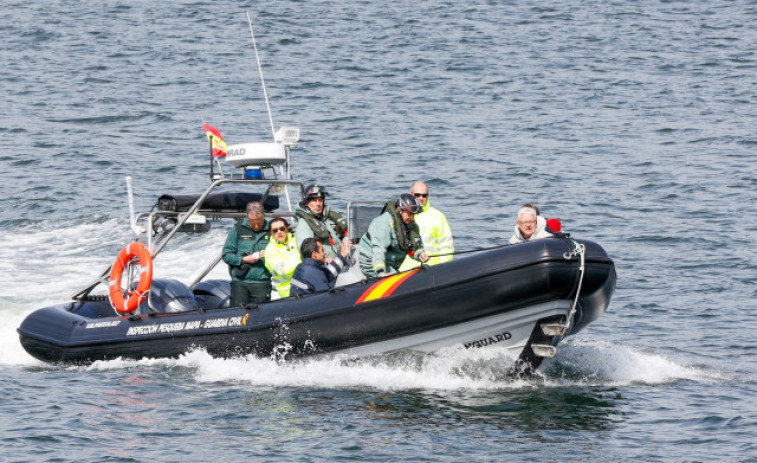 El narcosubmarino, ya reflotado, está vacío y será trasladado a A Illa
