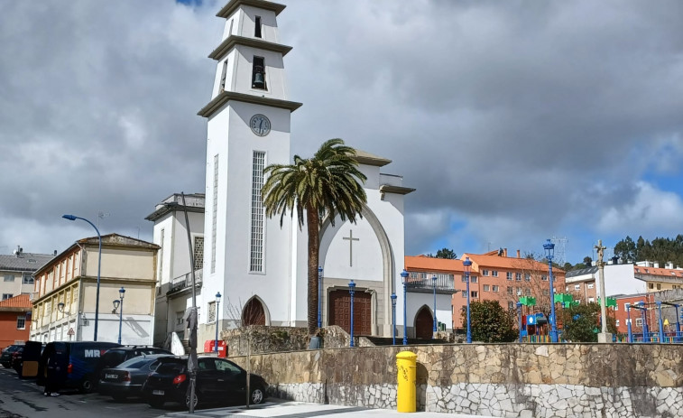 Culleredo lucha por salvar la palmera de la plaza de la iglesia de la plaga del picudo rojo