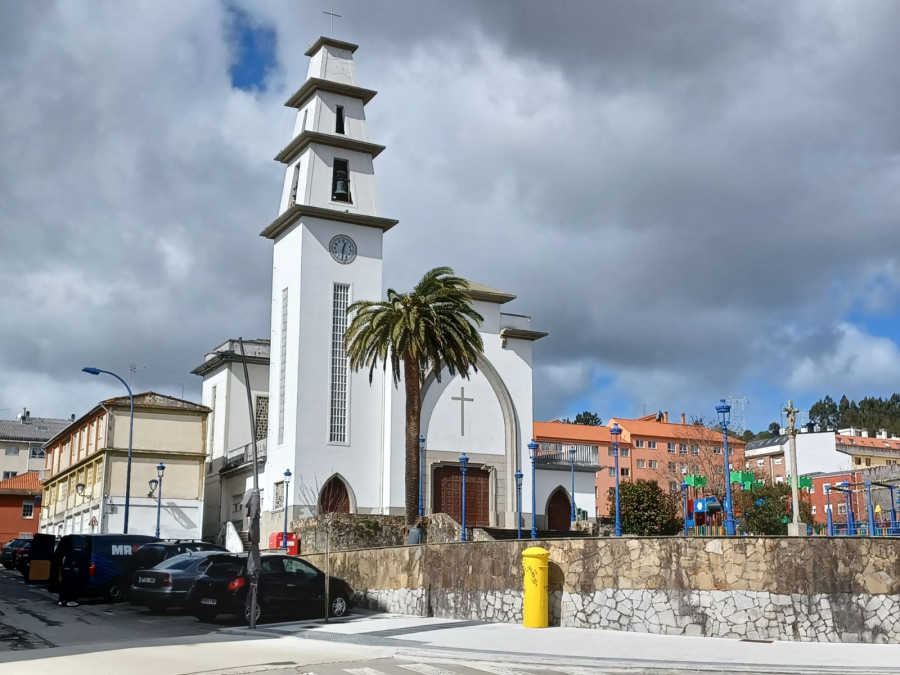 Culleredo lucha por salvar la palmera de la plaza de la iglesia de la plaga del picudo rojo