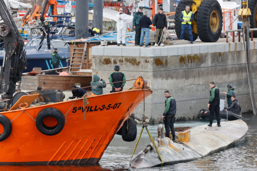 El narcosubmarino de Vilaxoán ya está en tierra