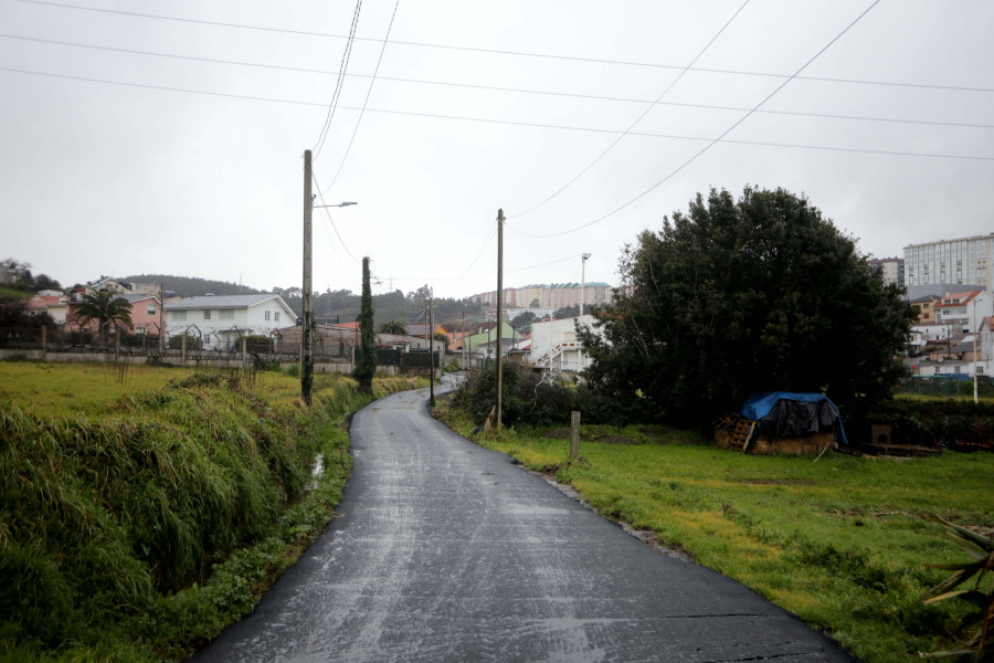Satisfacción entre los residentes en Feáns por el asfaltado  de la calle Muíños de Abaixo